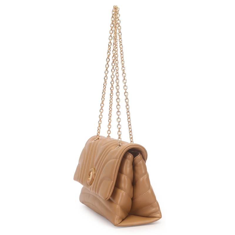 Vista lateral da bolsa de ombro feminina camel mostrando formato estruturado e costuras em relevo.